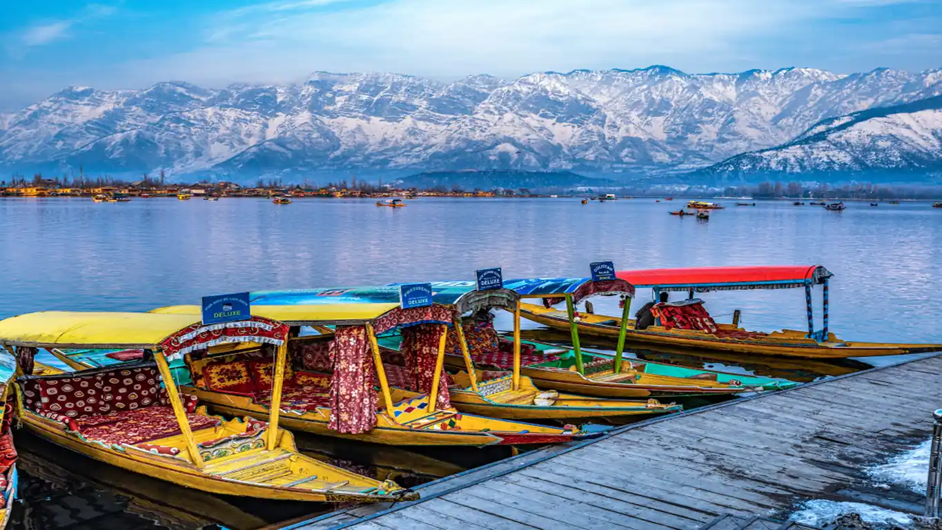 Shikara Ride in Winter from Srinagar