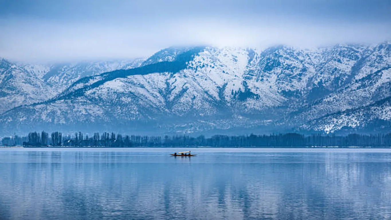 snow mountain at Dal Lake